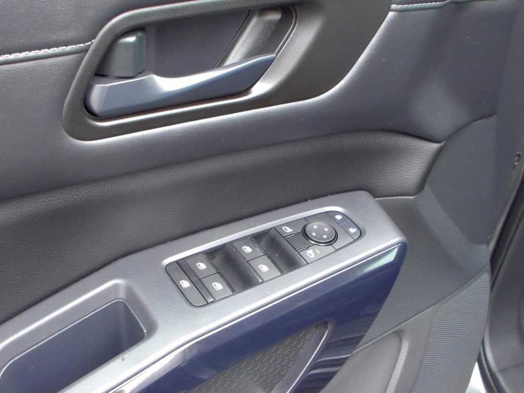 Used 2025 Nissan Pathfinder SV AWD/4WD image 12