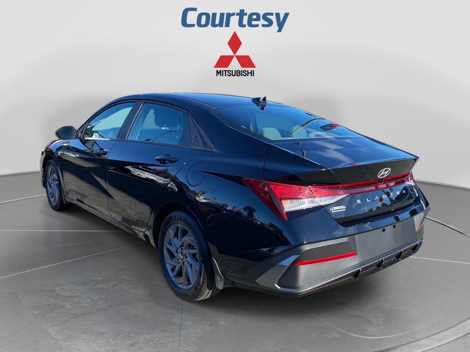 Used 2024 Hyundai Elantra SEL FWD image 3
