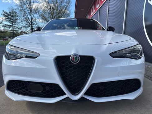 Used 2023 Alfa Romeo Giulia Veloce AWD/4WD image 8