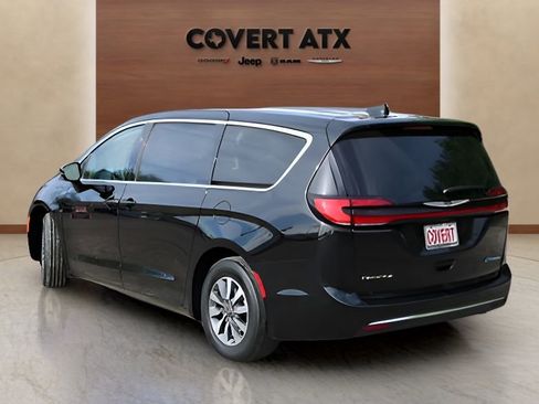 Used 2024 Chrysler Pacifica Limited FWD image 3