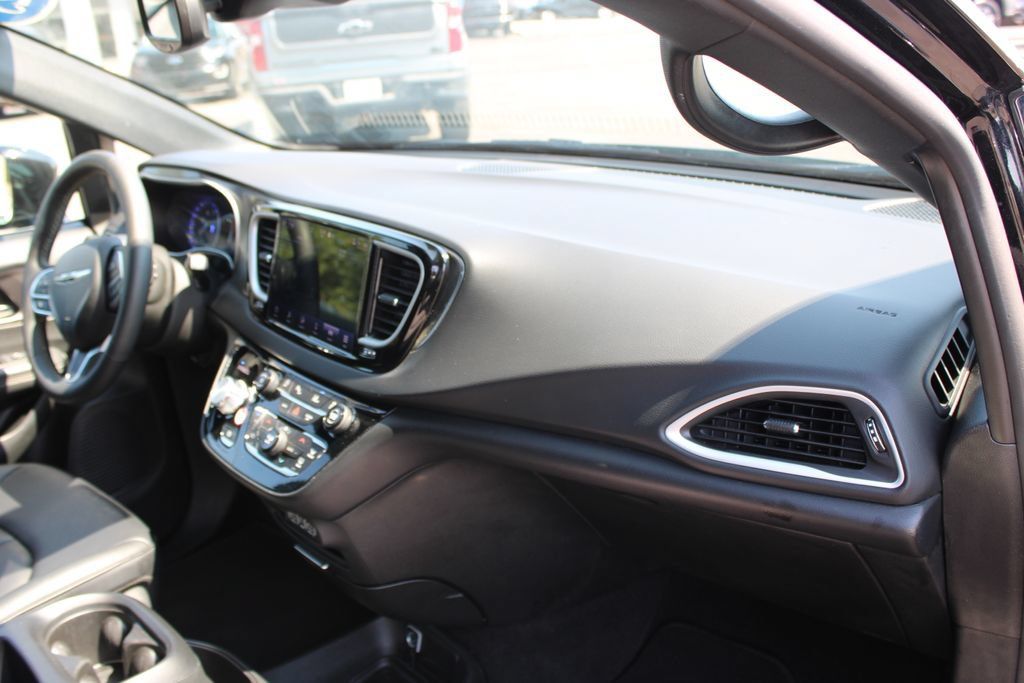 Used 2025 Chrysler Pacifica Select FWD image 29