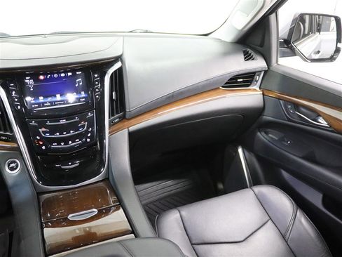 Used 2019 Cadillac Escalade Luxury image 23