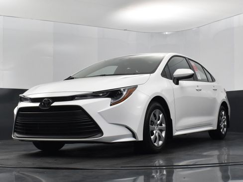 Used 2025 Toyota Corolla LE image 35