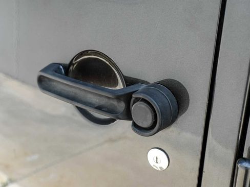 Used 2018 Jeep Wrangler Unlimited Sahara image 39