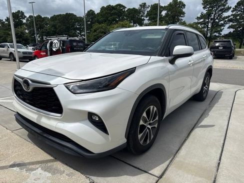 Used 2021 Toyota Highlander XLE FWD image 1