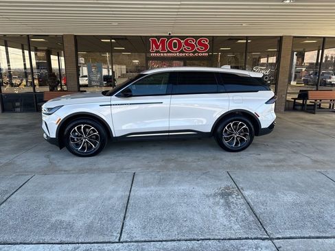 Used 2024 Lincoln Nautilus Premier image 7