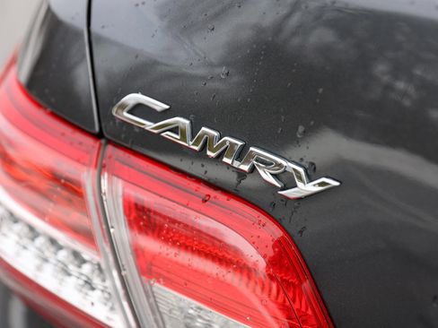 Used 2010 Toyota Camry LE image 9