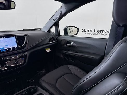 New 2026 Chrysler Pacifica Select image 21