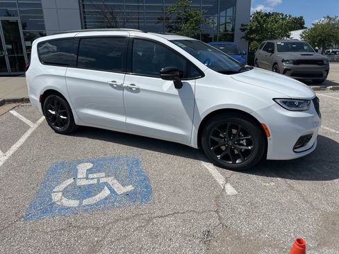 New 2025 Chrysler Pacifica Limited w/ Uconnect Theater Family Group FWD image 36