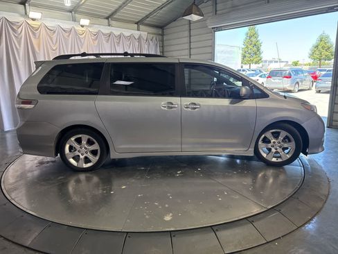 Used 2014 Toyota Sienna SE FWD image 4