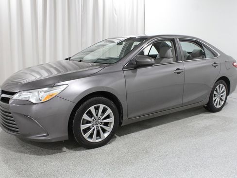 Used 2017 Toyota Camry XLE image 3