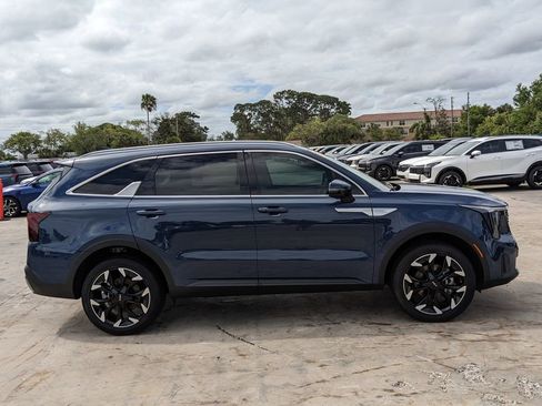 Certified 2025 Kia Sorento EX AWD/4WD image 7