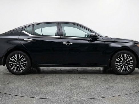Used 2025 Nissan Altima 2.5 SV FWD image 11