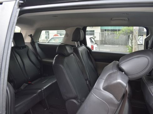 Used 2025 Kia Carnival FWD image 31