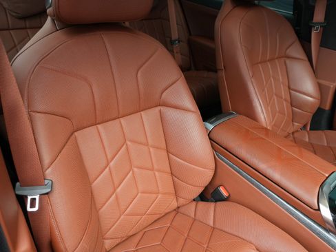 Certified 2023 BMW 760i xDrive w/ Luxury Rear Seating Package image 10