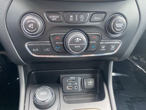 Used 2015 Jeep Cherokee Limited w/ Luxury Group image 11