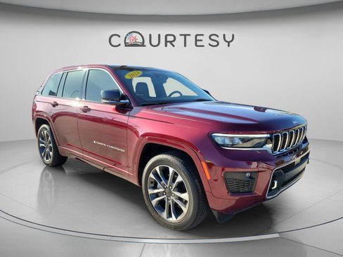 Used 2024 Jeep Grand Cherokee Overland w/ Trailer Tow Package AWD/4WD image 4