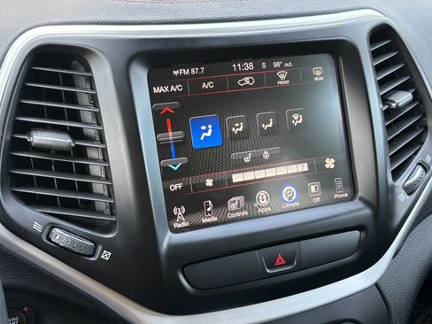 Used 2018 Jeep Cherokee Latitude Plus w/ Cold Weather Group image 15