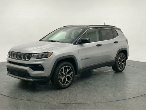Used 2025 Jeep Compass Limited AWD/4WD image 3