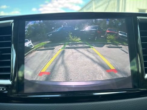 Used 2023 Chrysler Pacifica Touring-L FWD image 22