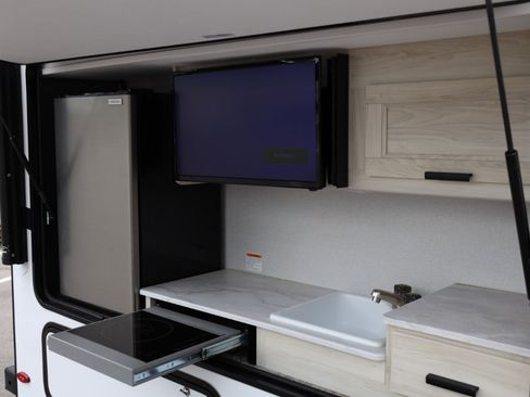 Used 2022 Ford E-450 and Econoline 450 Super Duty w/ Motorhome Prep Package image 31