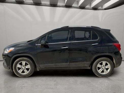 Used 2020 Chevrolet Trax LT w/ LT Convenience Package image 2