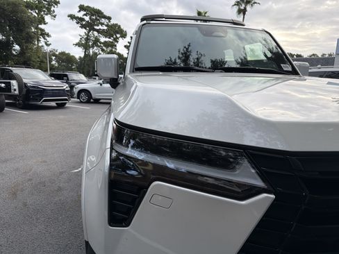 Used 2024 Lexus GX 550 w/ Accessory Package (Z1) AWD/4WD image 12