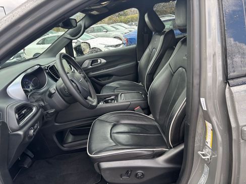 Used 2025 Chrysler Pacifica Limited image 30