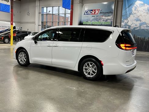 New 2026 Chrysler Pacifica Select FWD image 3
