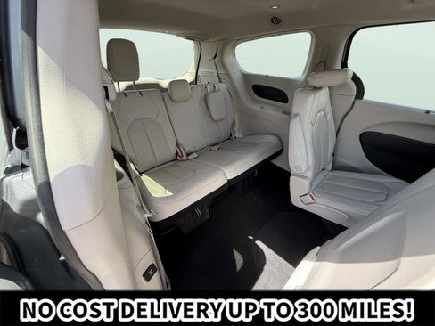 Used 2020 Chrysler Pacifica Touring-L Plus w/ Advanced Safetytec Group FWD image 16