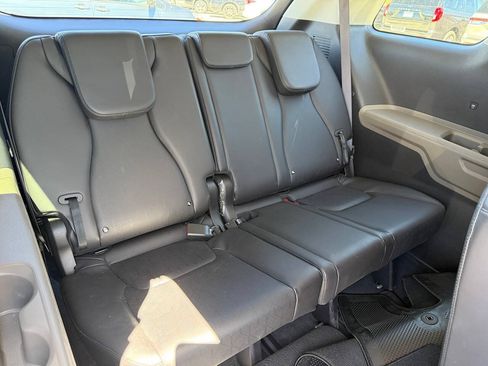 Used 2025 Kia Carnival FWD image 16