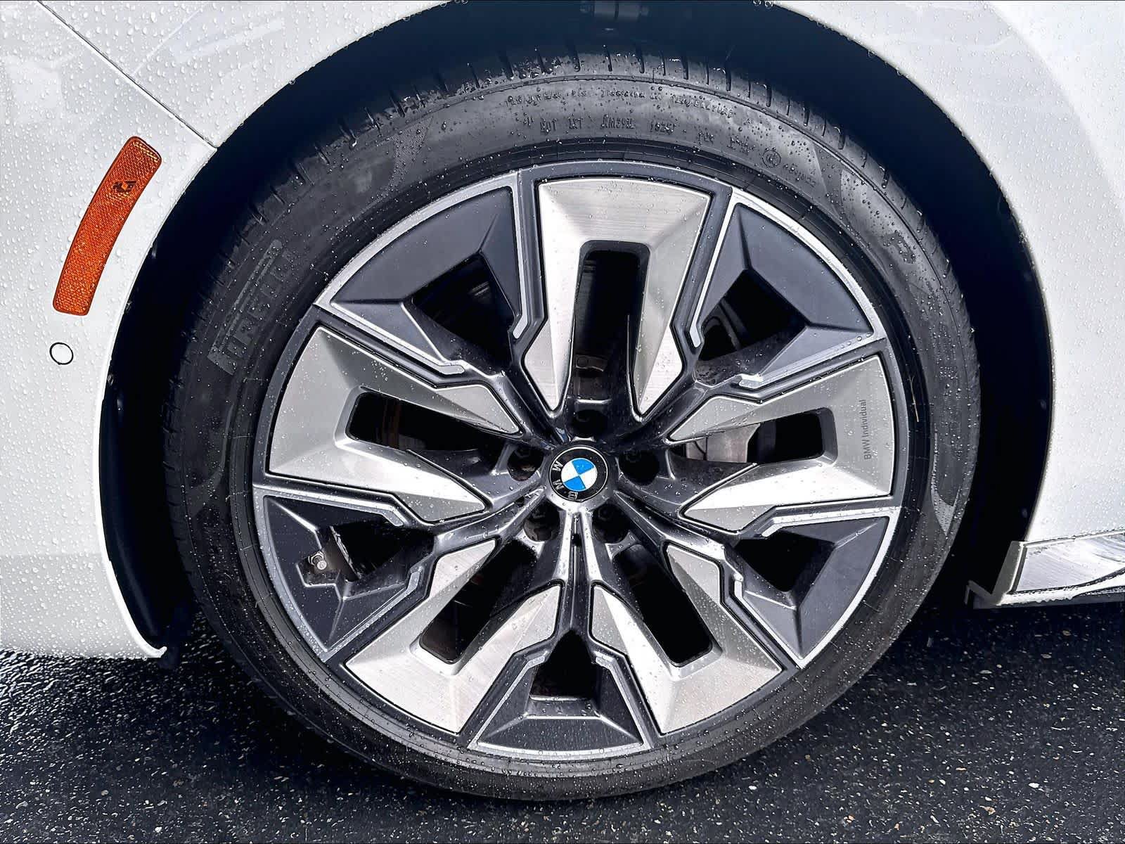 Used 2023 BMW i7 xDrive60 AWD/4WD image 35