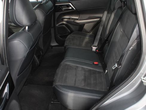 Used 2022 Mitsubishi Outlander SE image 16