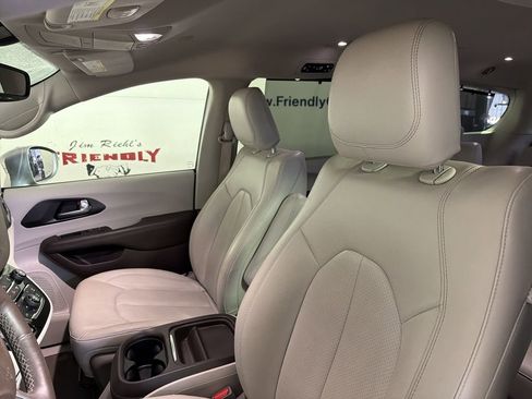 Used 2020 Chrysler Pacifica Touring-L image 14