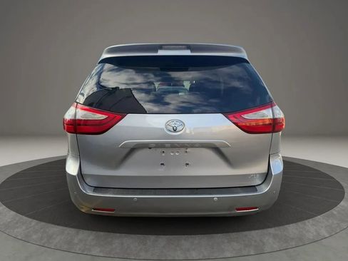 Used 2017 Toyota Sienna FWD image 6