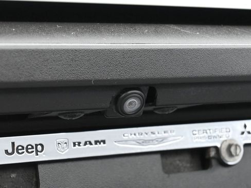 Used 2022 Nissan Pathfinder SV w/ SV Premium Package image 39