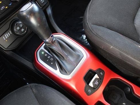 Used 2021 Jeep Renegade Trailhawk AWD/4WD image 20