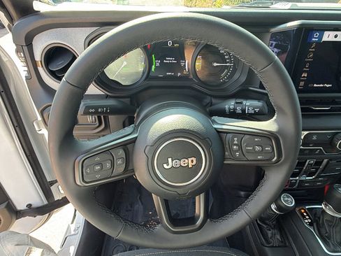 Used 2025 Jeep Wrangler Willys AWD/4WD image 26