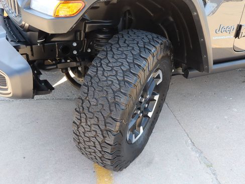 Used 2025 Jeep Wrangler Unlimited Rubicon 4xe w/ Convenience Group AWD/4WD image 20