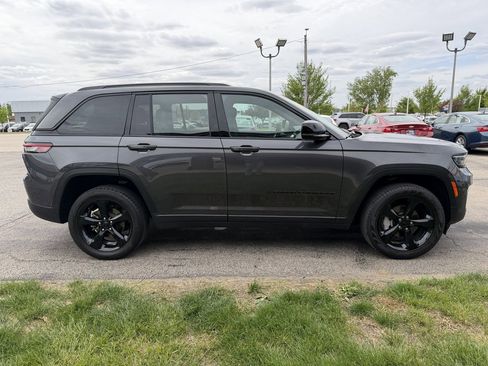 Used 2025 Jeep Grand Cherokee Limited w/ Black Appearance Package AWD/4WD image 6