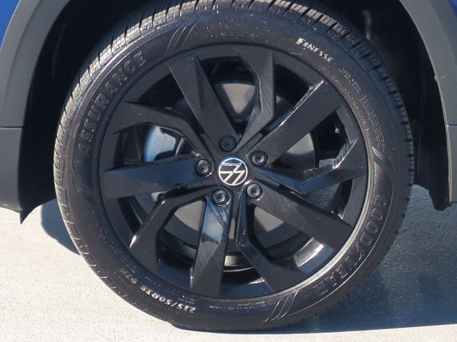 Used 2022 Volkswagen Taos SE FWD image 24