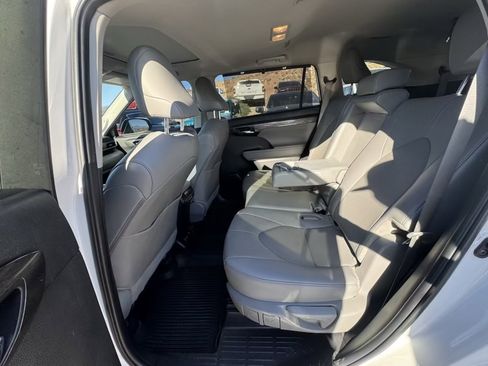 Used 2024 Toyota Highlander Limited image 10