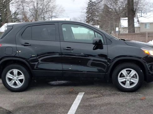 Used 2022 Chevrolet Trax LS w/ Tint and Cruise Package image 9