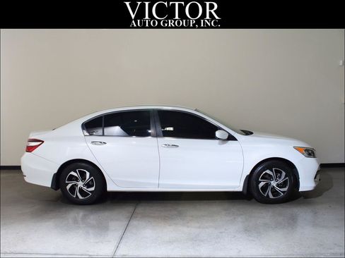 Used 2017 Honda Accord LX image 8