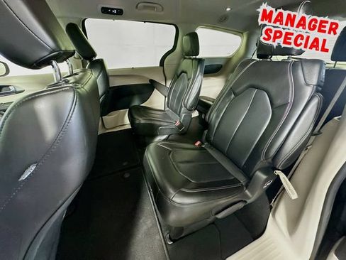 Used 2023 Chrysler Pacifica Touring-L FWD image 22