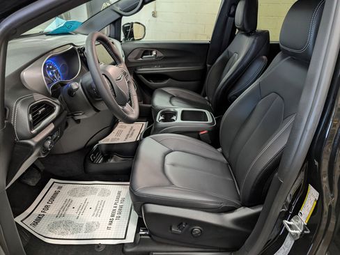 New 2026 Chrysler Pacifica Select image 13
