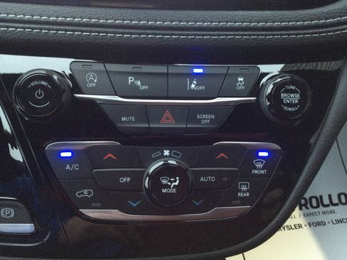 New 2026 Chrysler Pacifica Select image 11