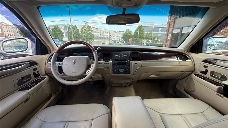 Used 2007 Lincoln Town Car Signature Limited RWD image 25