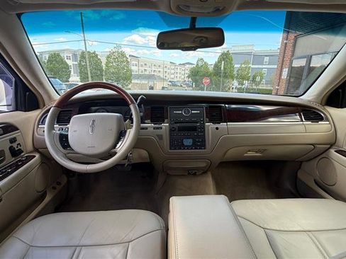 Used 2007 Lincoln Town Car Signature Limited RWD image 25