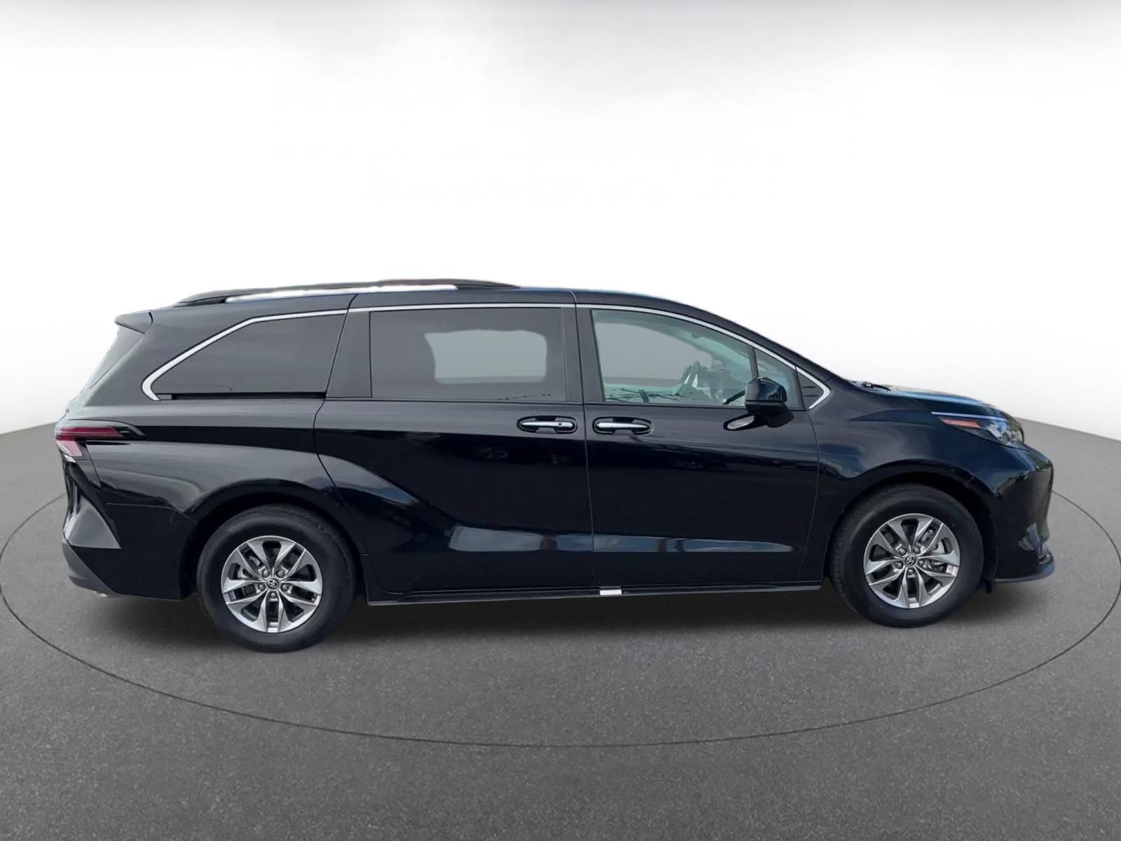Used 2025 Toyota Sienna XLE FWD image 15
